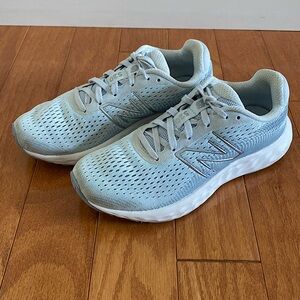 Women’s New Balance 520 sneakers light blue size 6 lightly worn